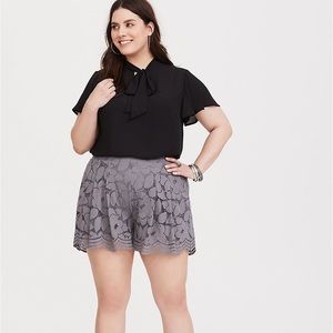 GREY FLORAL LACE SHORT